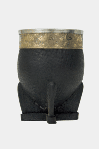 Vista frontal de un mate imperial negro de calabaza con virola cincelada de alpaca