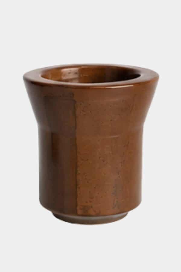 Mate de cerámica marrón con borde ancho y acabado esmaltado sobre fondo claro