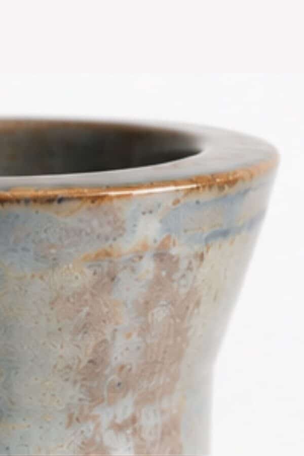 Detalle del borde y el esmalte azul grisáceo con matices marrones de un mate de cerámica