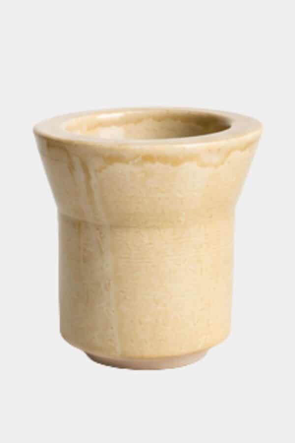 Mate de cerámica beige con borde ancho y acabado esmaltado sobre fondo claro