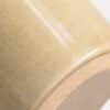 Primer plano del esmalte beige y la base sin esmaltar de un mate de cerámica