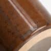 Primer plano del esmalte marrón y la base sin esmaltar de un mate de cerámica