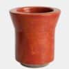 Mate de cerámica terracota con esmalte rojizo y borde ancho sobre fondo claro