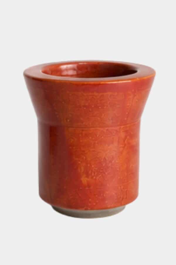Mate de cerámica terracota con esmalte rojizo y borde ancho sobre fondo claro
