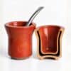 Mate de cerámica terracota con bombilla junto a una pieza en sección que muestra su interior