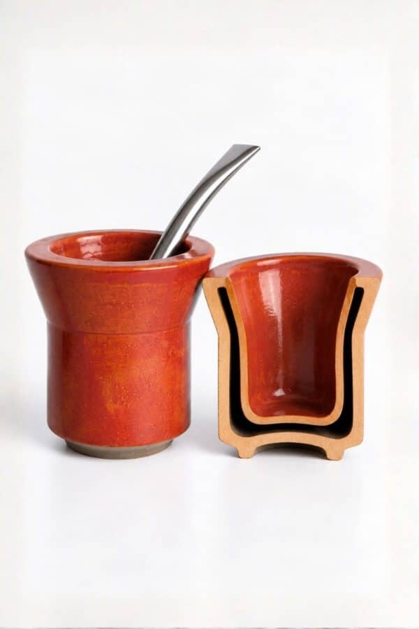 Mate de cerámica terracota con bombilla junto a una pieza en sección que muestra su interior