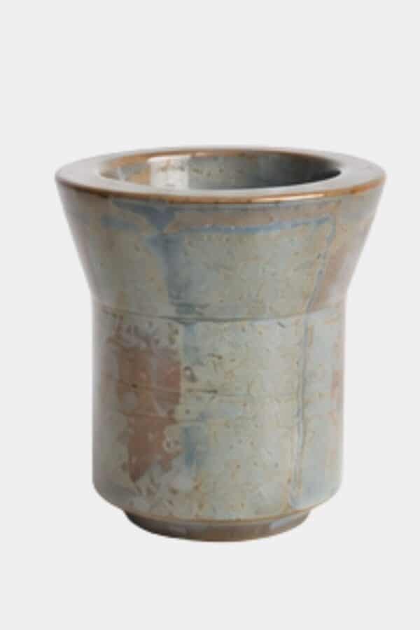 Mate de cerámica azul grisáceo con matices marrones y borde ancho sobre fondo claro