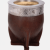 Mate imperial marrón inclinado, con el interior de calabaza visible y virola de acero cincelada