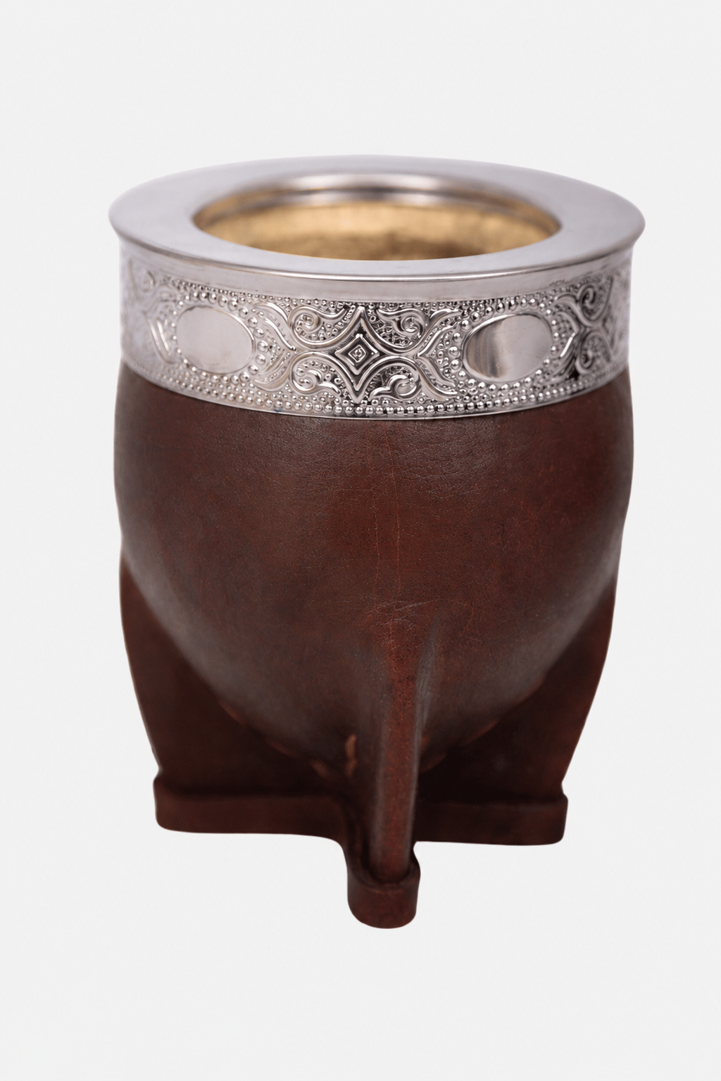 Mate imperial marrón inclinado, con el interior de calabaza visible y virola de acero cincelada
