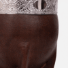 Detalle de la virola de acero cincelada y el cuero marrón del mate imperial de calabaza