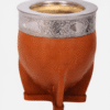 Mate imperial naranja inclinado, con el interior de calabaza visible y virola de acero cincelada