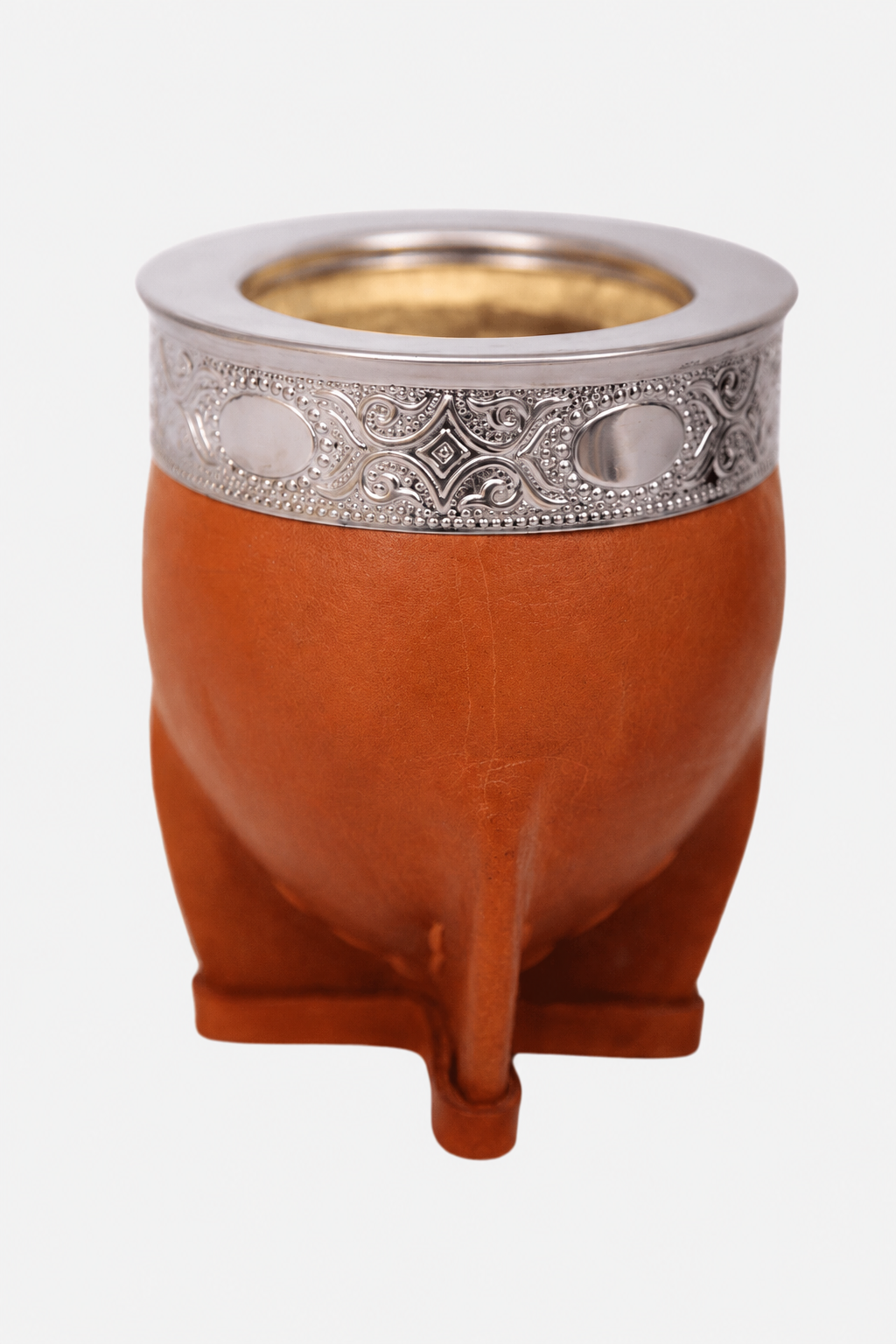 Mate imperial naranja inclinado, con el interior de calabaza visible y virola de acero cincelada