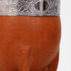 Detalle de la virola de acero cincelada y el cuero naranja del mate imperial de calabaza