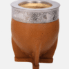 Mate imperial mostaza inclinado, con el interior de calabaza visible y virola de acero cincelada