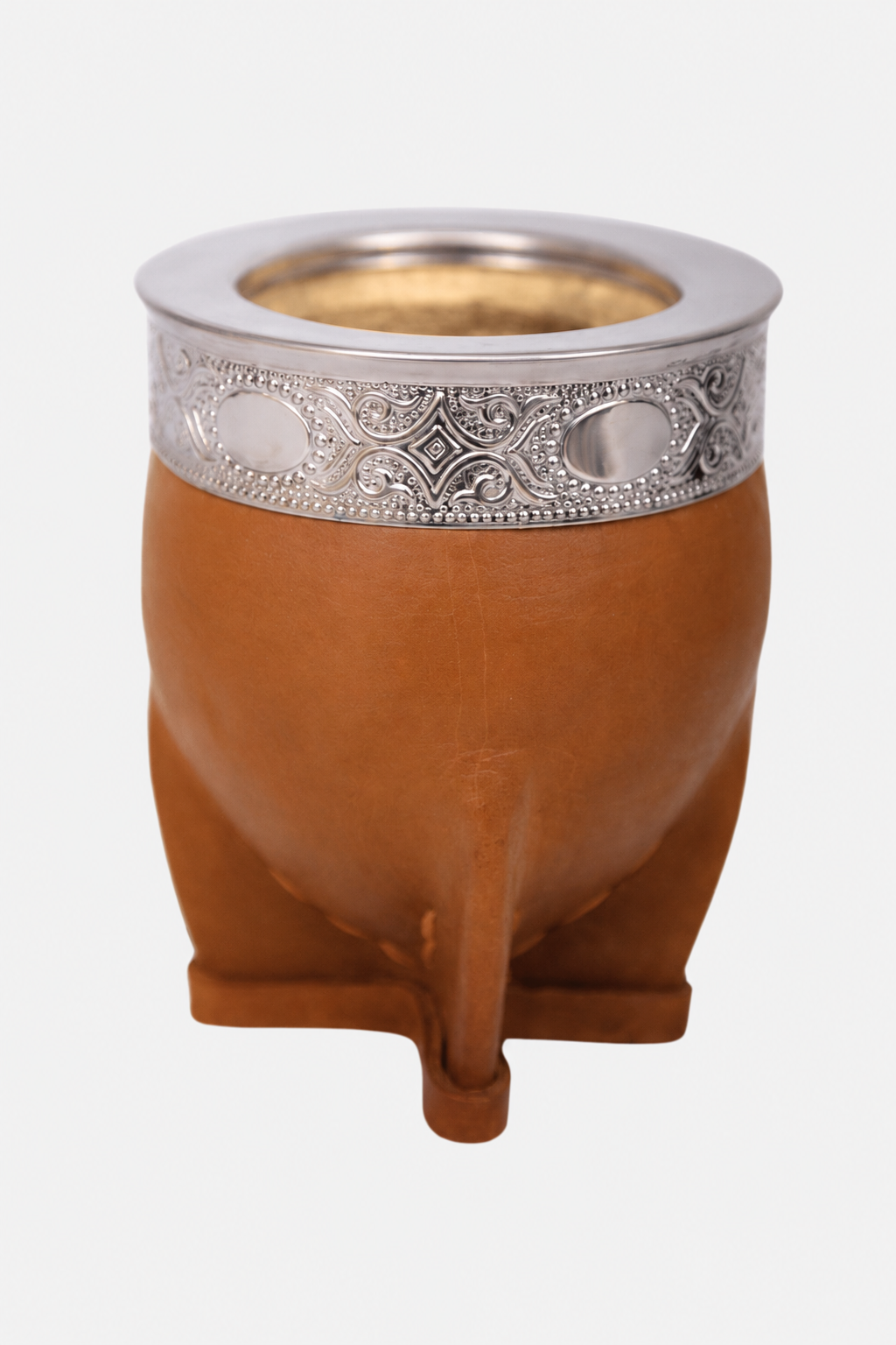 Mate imperial mostaza inclinado, con el interior de calabaza visible y virola de acero cincelada