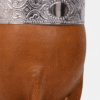 Detalle de la virola de acero cincelada y el cuero mostaza del mate imperial de calabaza